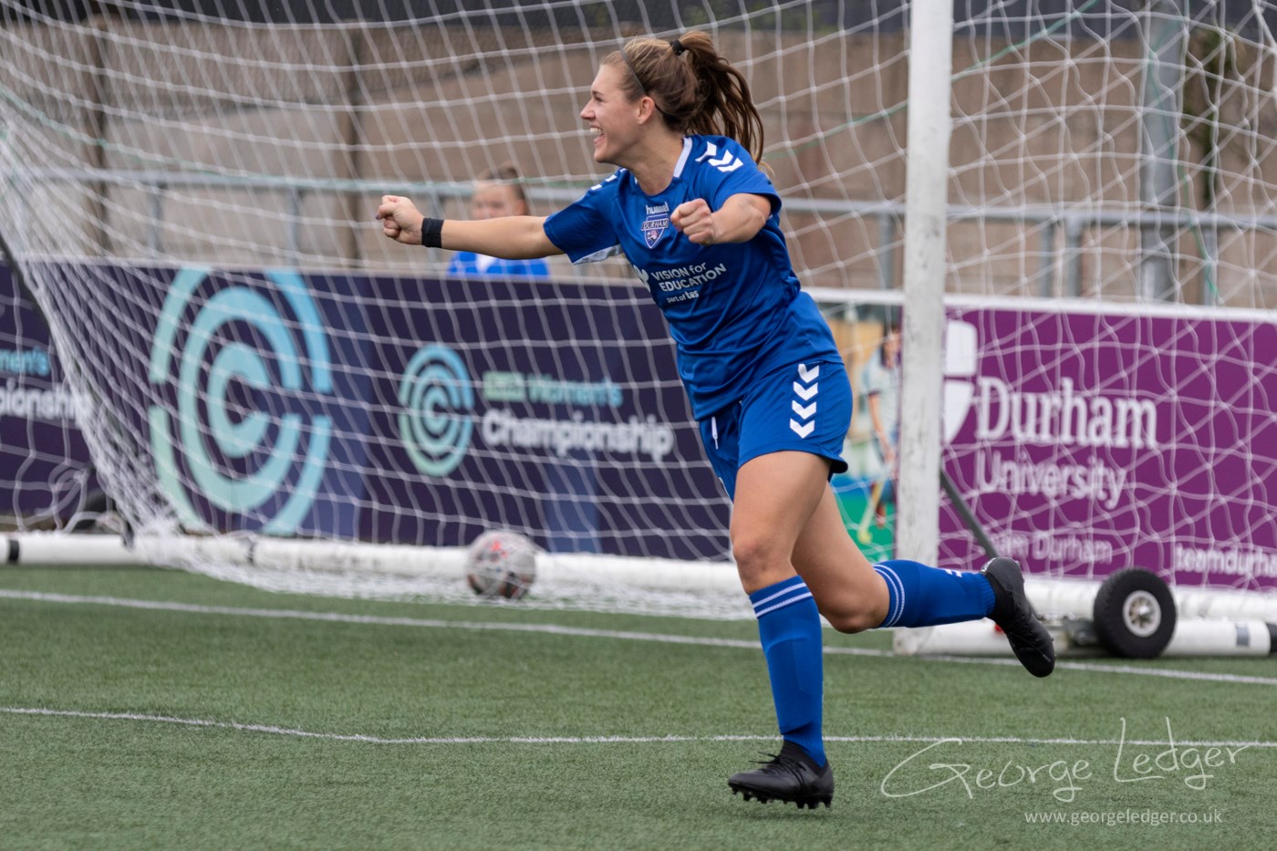 SIGNING: Sharpe Puts Pen To Paper