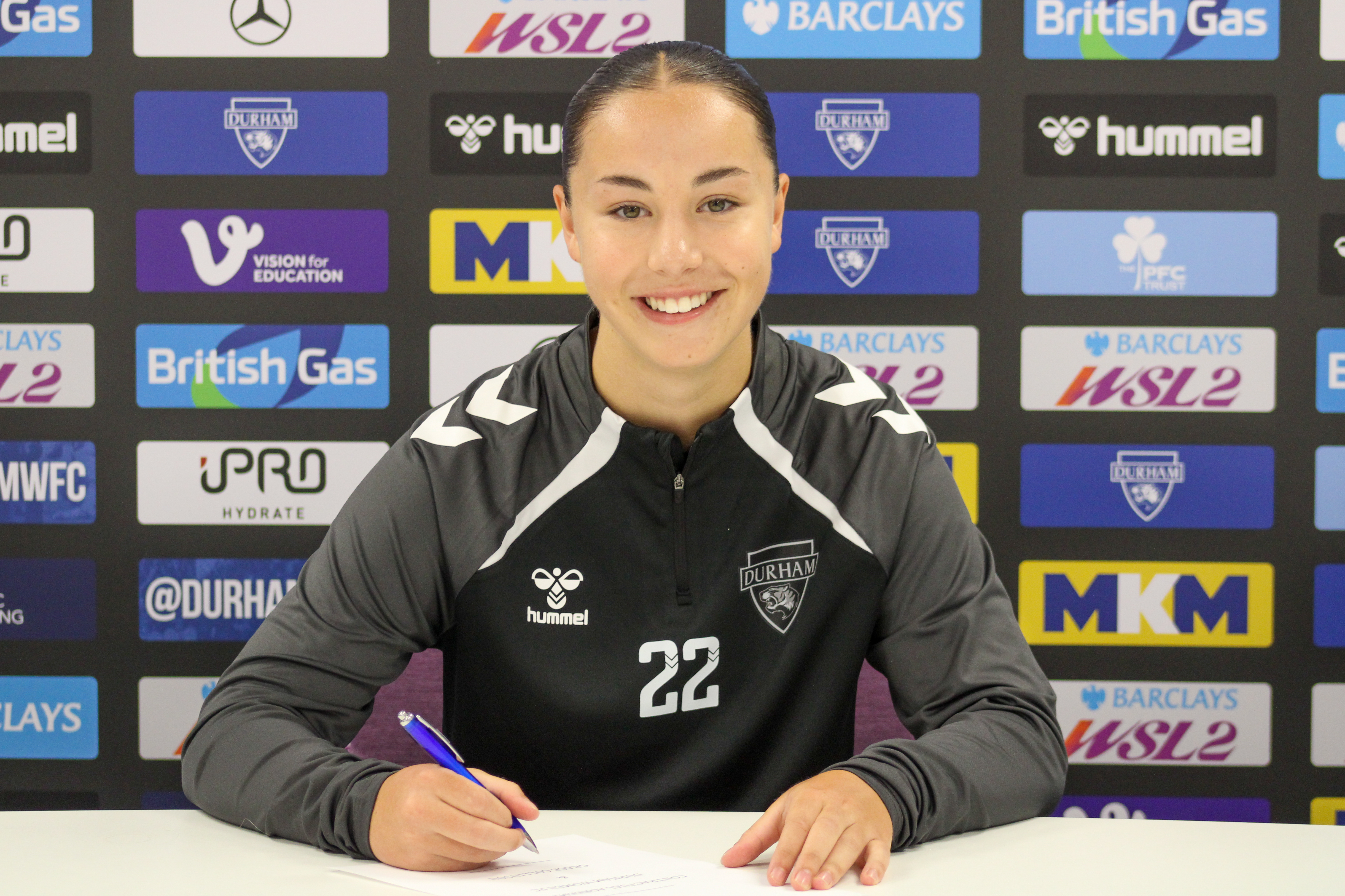 Grace Collinson signs first professional contract